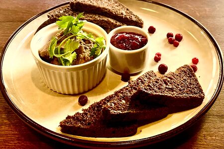 Паштет из куриной печени с брусничным конфи 
