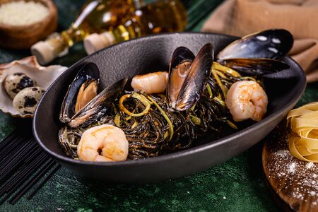 Nero с креветками и спагетти из цукини