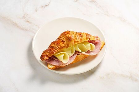 Круассан с ветчиной и сыром