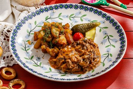 Говядина по-строгановски с жареным картофелем