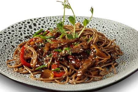 Паста по-азиатски с говядиной