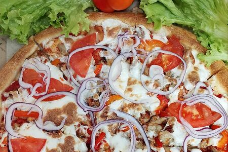 Пицца фирменная с свиным шашлыком