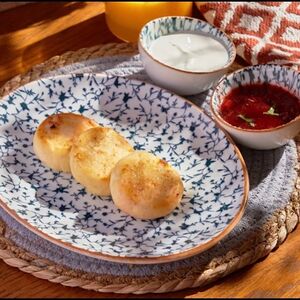 Сырники с клубничным конфи и сметаной 