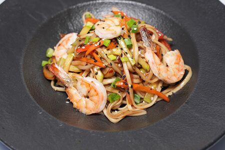 Удон с креветками в устричном соусе