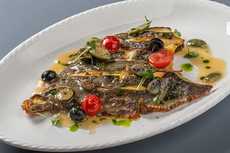 Камбала с соусом из оливок и каперсов