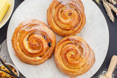 Улитка с изюмом и заварным кремом