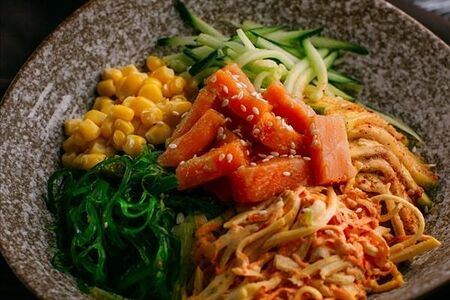 Поке с лососем с соусом Унаги Основной