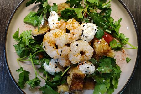 Салат с хрустящими баклажанами и креветками под нежным сырным муссом