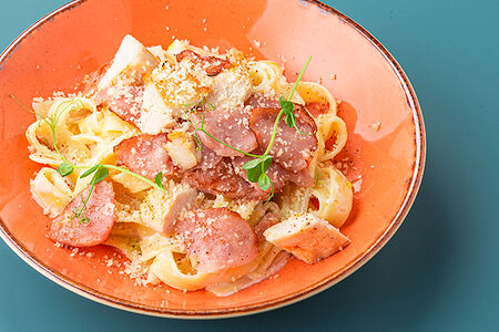 Фирменная карбонара с курицей и ветчиной