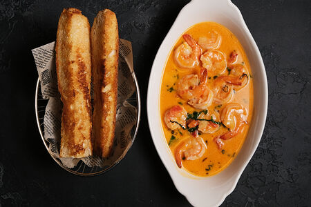 Креветки, обжаренные в соусе с базиликом