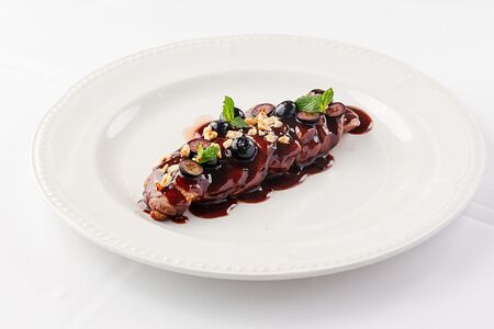 Утиная Грудка с малиновым соусом, голубикой и фундуком