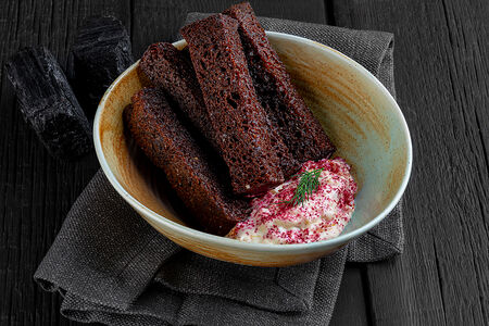 Чесночные гренки с пастой из копченой рыбы