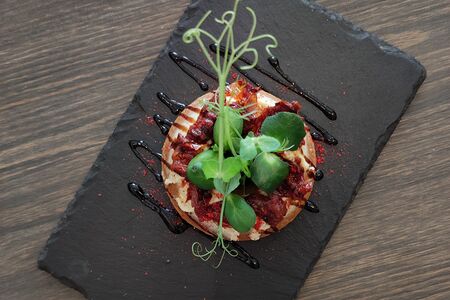 Пончик с хумусом и вялеными томатами