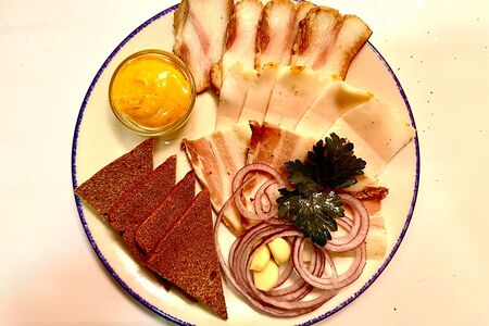Ассорти с салом, горчицей и хреном