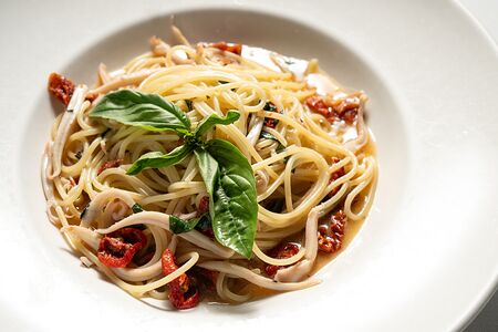 Лингвини с кальмарами и бородинским соусом