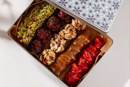 Подарочный набор с конфетами, лукумом и чурчхелой