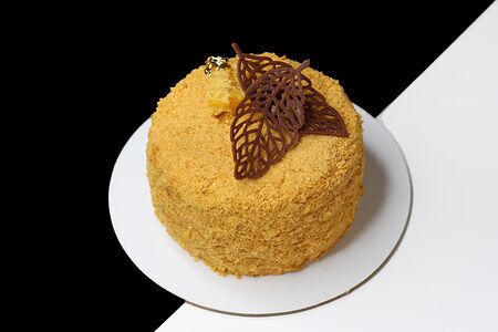 Мини-торт Медовик с клюквенным конфи