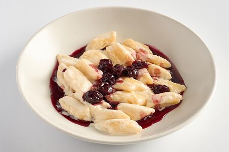 Ленивые вареники с вишней и сливочным соусом маскарпоне