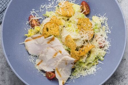Салат Цезарь с курицей