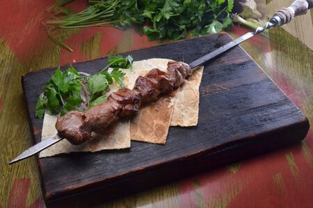 Шашлык из мякоти ягненка с соусом сацебели