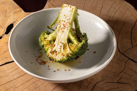 Брокколи на гриле с соусом кориандр