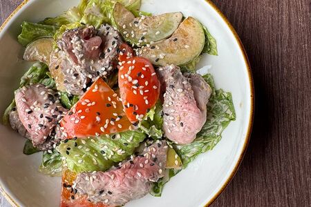 Теплый салат с ростбифом