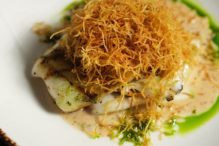 Кальмары на гриле с ореховым соусом и хрустящим картофелем