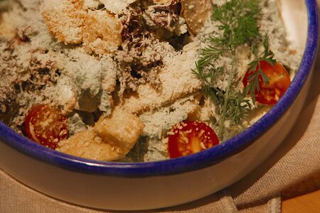 Салат Цезарь с курицей