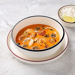 Том ям с кальмаром, креветками, томатами черри