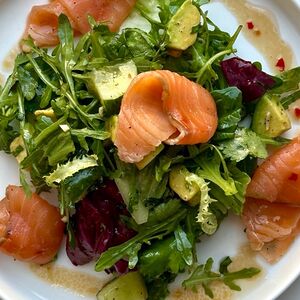 Лосось слабосоленый, авокадо, цукини, микс зелени