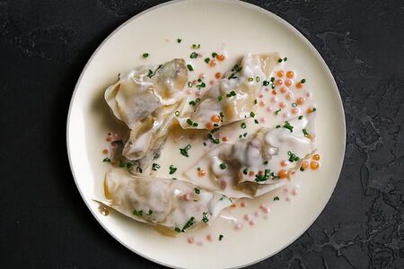 Равиоли с андаманскими креветками в соусе с красной икрой