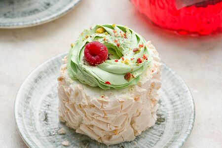 Меренговый рулет с фисташкой