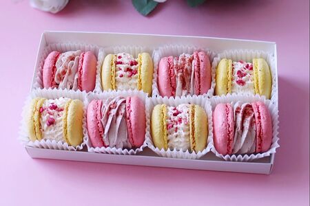 Макарун премиум с разными вкусами ваниль-клубника и малина-фисташка