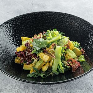 Салат с брокколи, авокадо и апельсином