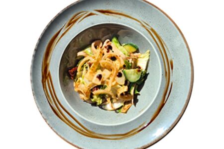 Теплый салат с кальмаром 