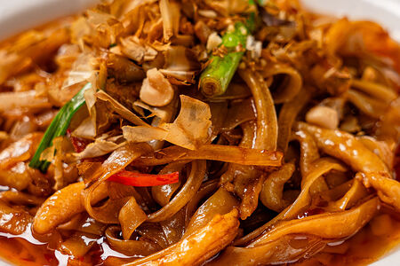 Широкая рисовая лапша с курицей по-сингапурски