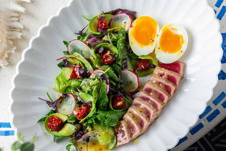 Нью Нисуаз с авокадо и печеными томатами