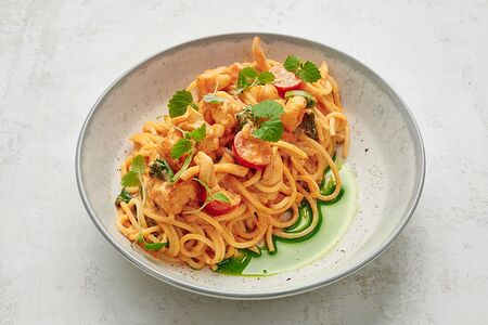 Паста с креветками и кальмаром в соусе Том Ям 