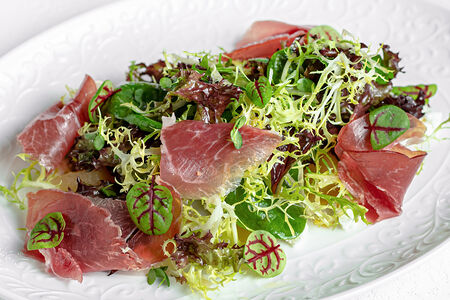 Салат с томленой грушей и прошутто