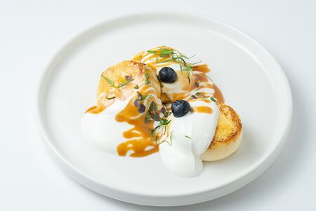 Сырники с карамелью и сметаной