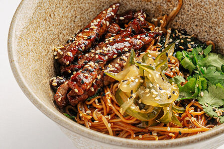 Пшеничная лапша с медовой говядиной и огурцами кимчи