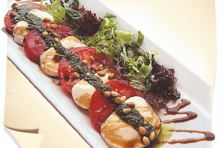 Моцарелла с помидорами