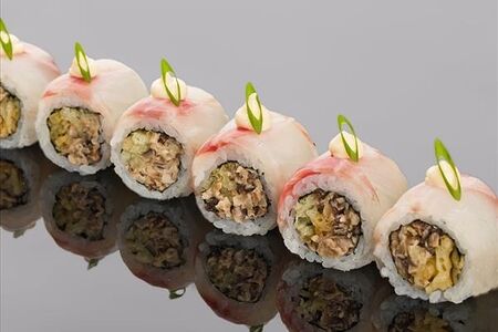 Хрустящий ролл с сибасом, грибами шиитаке и трюфельным соусом