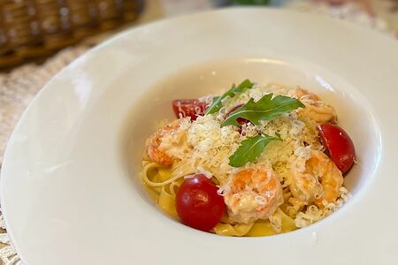 Паста с креветками и томатами