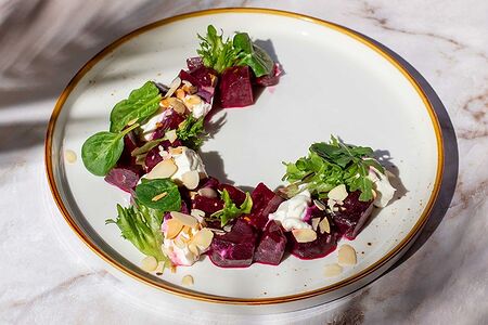 Салат со свеклой и страчателлой 