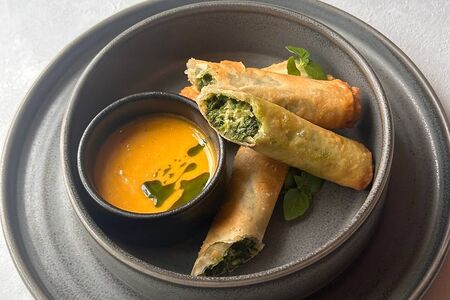 Хрустящие спринг-роллы со шпинатом и веган моцареллой 