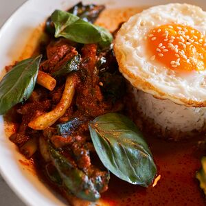 Красный карри с говядиной и яйцом
