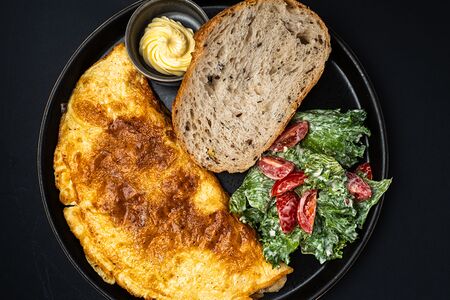 Французский деревенский омлет с курицей и грибами