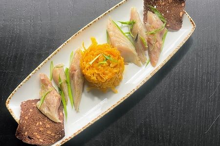 Скумбрия слабой соли с тушеной капустой и релишем из огурцов