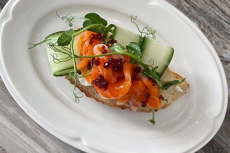 Брускетта с лососем
